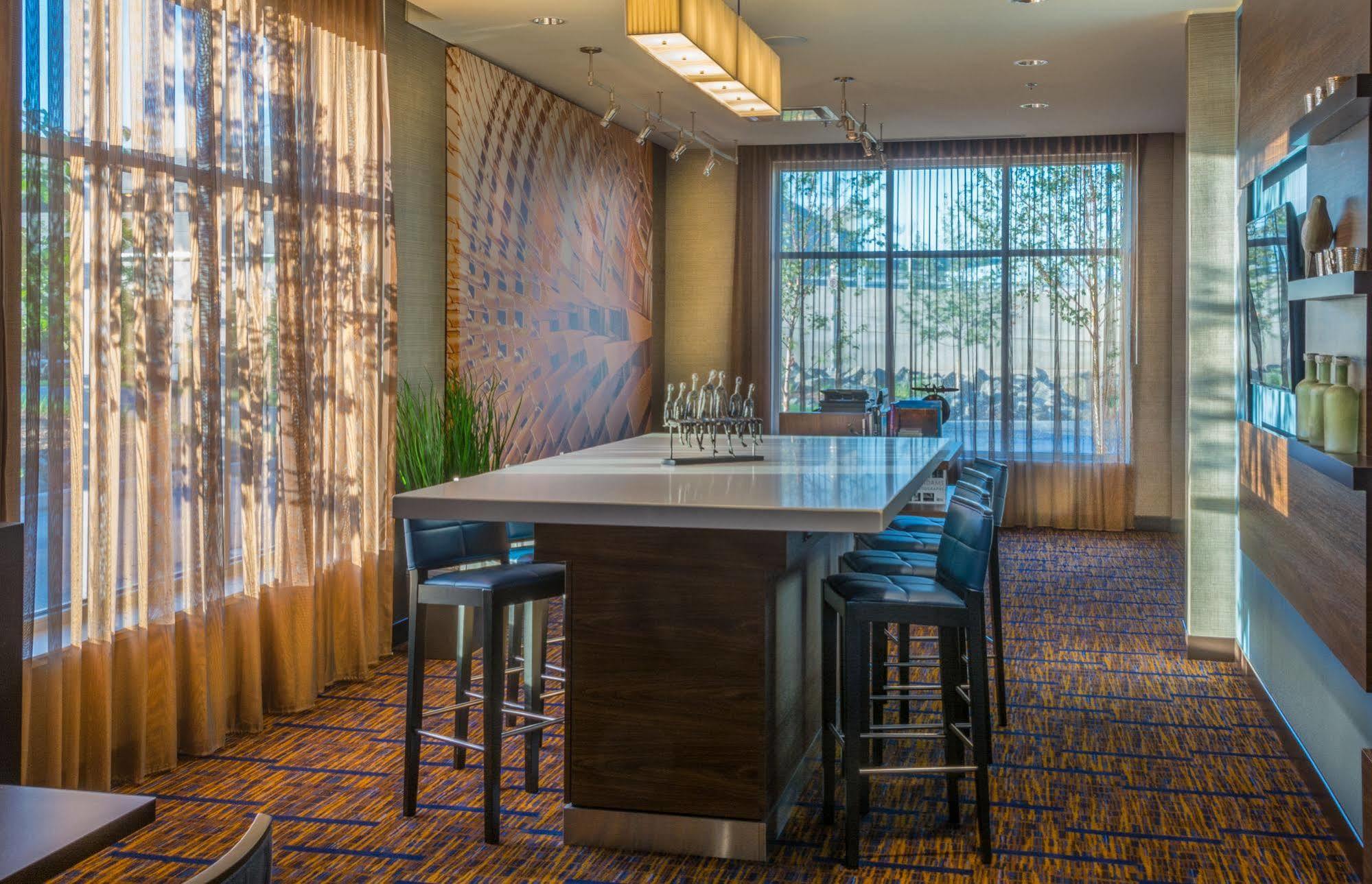 Courtyard By Marriott Winnipeg Airport Exteriör bild